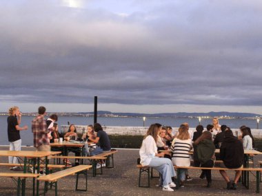 (İnsanlar Lizbon 'daki Cais do Sodre' de akşamın tadını çıkarıyor. 17 Eylül 2021, Lizbon, Portekiz: İnsanlar, 17 Eylül Cuma günü Lizbon 'da Cais do Sodre ile Terreiro do Paco arasındaki hoş Avrupa yazının tadını çıkarıyorlar.). 