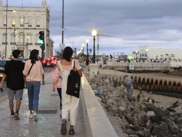 Int Άνθρωποι Απολαμβάνουν Βράδυ Στο Cais Sodre Στη Λισαβόνα Σεπτεμβρίου — Φωτογραφία Αρχείου