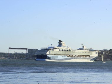 (Gemiler Lizbon 'daki Tejo nehrinin sularında yol alırlar. 18 Eylül 2021, Lizbon, Portekiz: 18 Eylül 2021 tarihinde, Avrupa yazında, Lizbon, Portekiz 'deki Tejo Nehri' nin sularında gezinen gemiler. 