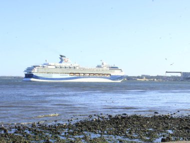 (Gemiler Lizbon 'daki Tejo nehrinin sularında yol alırlar. 18 Eylül 2021, Lizbon, Portekiz: 18 Eylül 2021 tarihinde, Avrupa yazında, Lizbon, Portekiz 'deki Tejo Nehri' nin sularında gezinen gemiler. 