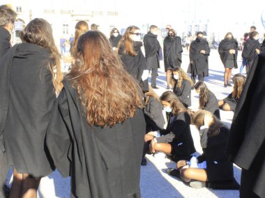 (Lizbon Üniversitesi 'nden birinci sınıflar Tejo Nehri' nin sularında bir ayine katılıyorlar. 18 Eylül 2021, Lizbon, Portekiz: Lizbon Üniversitesi ekonomi kursunda birinci sınıf öğrencileri bir 'ayine' katılırlar