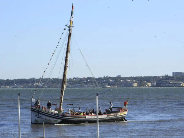 Int Statki Pływają Wodach Rzeki Tejo Lizbonie Września 2021 Lizbona — Zdjęcie stockowe