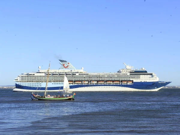 Int Navios Navegam Nas Águas Rio Tejo Lisboa Setembro 2021 — Fotografia de Stock