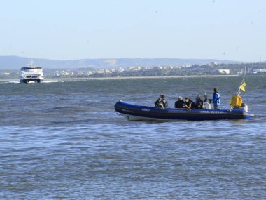 (Gemiler Lizbon 'daki Tejo nehrinin sularında yol alırlar. 18 Eylül 2021, Lizbon, Portekiz: 18 Eylül 2021 tarihinde, Avrupa yazında, Lizbon, Portekiz 'deki Tejo Nehri' nin sularında gezinen gemiler. 