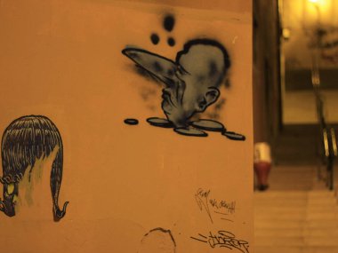 (Lisbon 'un etrafındaki graffiti. 20 Eylül 2021, Lizbon, Portekiz: Portekiz 'in başkenti Lizbon' da 20 Eylül Pazartesi günü merdivenlere, sokaklara ve hatta funiküse grafitiler saçıldı).  
