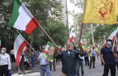İranlılar, BM Genel Kurulu 'nun 76' ncı oturumunda protesto gösterisi düzenlediler. 21 Eylül 2021, New York, ABD: İranlıların ana muhalefeti Mojahedin Örgütü ve demokratik, laik ve nükleer olmayan bir örgütün savunucuları