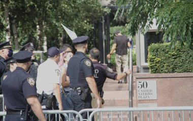 (ABD Başkanı Joe Biden 'a karşı New York' taki BM Genel Kurulu 76. Oturumunda protesto. 21 Eylül 2021, New York, ABD: Bazı protestocular ABD Başkanı aleyhindeki güvenlik bölgelerinden birini aşmayı başardı