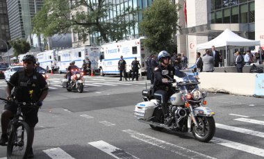 (Joe Biden, BM Genel Kurulunun 76. Oturumundan ayrılıyor. 21 Eylül 2021, New York, ABD: ABD Başkanı Joe Biden sıkı güvenlik önlemleri alarak New York 'taki 76. BM Genel Kurulu toplantısından ayrılıyor. Fotoğraf: Niyi Fote / Thenews2 (Fotoğraf: Niyi 