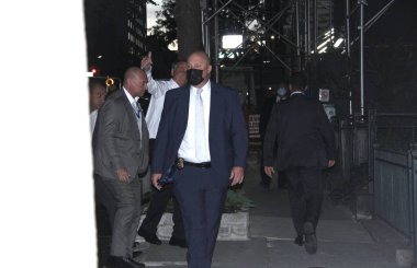 Jair Bolsonaro protestolar sırasında Brezilya 'nın New York' taki ABD Büyükelçisi 'ne yemeğe geliyor. 20 Eylül 2021, New York, ABD: Brezilya Cumhurbaşkanı Jair Bolsonaro Brezilya Büyükelçisi ile akşam yemeği için geliyor