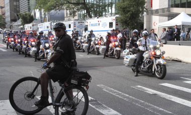 (Joe Biden, BM Genel Kurulunun 76. Oturumundan ayrılıyor. 21 Eylül 2021, New York, ABD: ABD Başkanı Joe Biden sıkı güvenlik önlemleri alarak New York 'taki 76. BM Genel Kurulu toplantısından ayrılıyor. Fotoğraf: Niyi Fote / Thenews2 (Fotoğraf: Niyi 