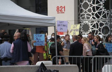 (ABD Başkanı Joe Biden 'a karşı New York' taki BM Genel Kurulu 76. Oturumunda protesto. 21 Eylül 2021, New York, ABD: Bazı protestocular ABD Başkanı aleyhindeki güvenlik bölgelerinden birini aşmayı başardı
