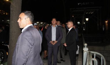 Jair Bolsonaro protestolar sırasında Brezilya 'nın New York' taki ABD Büyükelçisi 'ne yemeğe geliyor. 20 Eylül 2021, New York, ABD: Brezilya Cumhurbaşkanı Jair Bolsonaro Brezilya Büyükelçisi ile akşam yemeği için geliyor