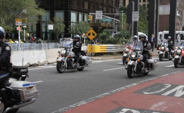 (Joe Biden 'ın Birleşmiş Milletler Genel Kurulunun 76. Oturumuna Gelişi. 21 Eylül 2021, New York, ABD: ABD Başkanı Joe Biden 'ın sıkı güvenlik önlemleriyle 76. oturum için New York' a gelişi.