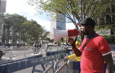 Nijeryalılar, BM Genel Kurulunun 76. Oturumunda Protesto Etti. 21 Eylül 2021, New York, ABD: Bir avuç Nijeryalı, Nijerya 'daki öğrenci, doktor ve diğer profesyonellerin öldürülmesi nedeniyle BM genel merkezi önünde protesto gösterisi düzenledi 