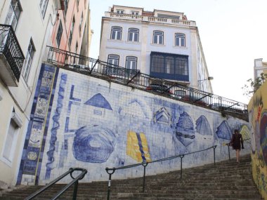 (Lisbon 'un etrafındaki graffiti. 20 Eylül 2021, Lizbon, Portekiz: Portekiz 'in başkenti Lizbon' da 20 Eylül Pazartesi günü merdivenlere, sokaklara ve hatta funiküse grafitiler saçıldı).  