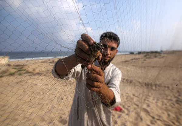 Filistinliler Gazze Nin Han Yunus Plajında Göçmen Kuşları Yakalıyorlar Eylül — Stok fotoğraf