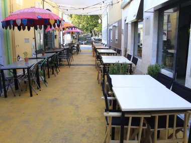 Cascais 'deki Amarela Caddesi manzarası. 23 Eylül 2021, Cascais, Portekiz: 23 Eylül 2021 Perşembe günü, Amarela Caddesi, Cascais 'teki barlarda ve restoranlarda hareket. 