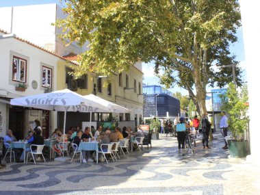 Cascais bölgesinde insan dolaşımı. 23 Eylül 2021, Cascais, Portekiz: Lizbon 'un başkenti Cascais' de 23 Eylül Perşembe günü hareket. Burası turistlerin rağbet ettiği bir yer. 
