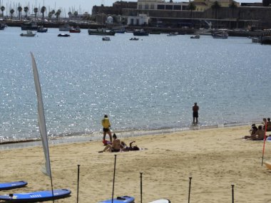 Conceicao sahilinde, Cascais 'de. 23 Eylül 2021, Cascais, Portekiz: 23 Eylül Perşembe günü Cascais 'deki Conceicao plajında banyo hareketi. Sonbaharın Avrupa 'ya gelişine rağmen Portekiz kıyılarında gün sıcak olmaya devam ediyor.. 