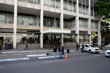 Feira da Madrugada 'daki tüccarlar Sao Paulo Sarayı önünde protesto ediyorlar. 23 Eylül 2021, Sao Paulo, Brezilya