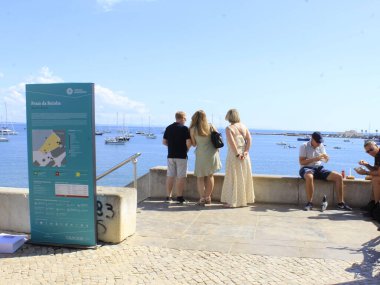 Cascais 'deki Rainha plajında hareketlilik var. 23 Eylül 2021, Cascais, Portekiz: 23 Eylül Perşembe günü, sonbaharın ortasında sıcak bir günde bile, Portekiz kıyısındaki Cascais 'deki Rainha plajında çok az sayıda yüzücü cesaret gösterdi.). 