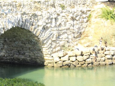 Cascais 'deki Atlantik Okyanusu üzerindeki köprü. 23 Eylül 2021, Cascais, Portekiz: 23 Eylül Perşembe günü, Cascais 'de Atlantik Okyanusu' nun üzerindeki tek köprü manzarası)