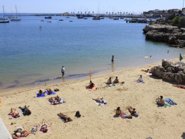 Cascais 'deki Rainha plajında hareketlilik var. 23 Eylül 2021, Cascais, Portekiz: 23 Eylül Perşembe günü, sonbaharın ortasında sıcak bir günde bile, Portekiz kıyısındaki Cascais 'deki Rainha plajında çok az sayıda yüzücü cesaret gösterdi.). 