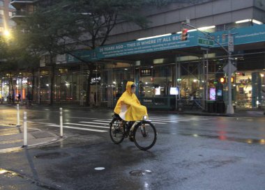 23 Eylül 2021, New York, ABD: Bulutlu gökyüzü ile birlikte New York 'ta ani hava değişikliği beraberinde yağış getirdi. Bu durum yoğun trafiğe yol açtı ve New Yorkluları barınak ve şemsiye ve pançolar kullanmaya zorladı.. 