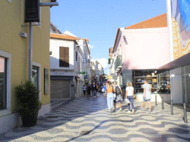 Cascais bölgesinde insan dolaşımı. 23 Eylül 2021, Cascais, Portekiz: Lizbon 'un başkenti Cascais' de 23 Eylül Perşembe günü hareket. Burası turistlerin rağbet ettiği bir yer. 