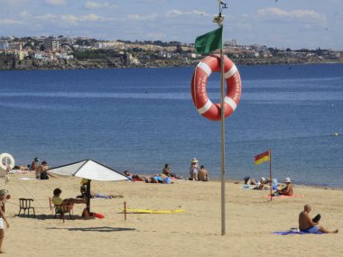 Conceicao sahilinde, Cascais 'de. 23 Eylül 2021, Cascais, Portekiz: 23 Eylül Perşembe günü Cascais 'deki Conceicao plajında banyo hareketi. Sonbaharın Avrupa 'ya gelişine rağmen Portekiz kıyılarında gün sıcak olmaya devam ediyor.. 