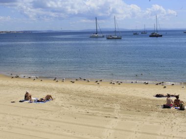 Conceicao sahilinde, Cascais 'de. 23 Eylül 2021, Cascais, Portekiz: 23 Eylül Perşembe günü Cascais 'deki Conceicao plajında banyo hareketi. Sonbaharın Avrupa 'ya gelişine rağmen Portekiz kıyılarında gün sıcak olmaya devam ediyor.. 