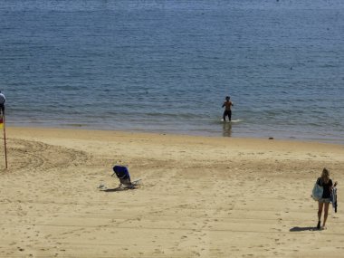 Conceicao sahilinde, Cascais 'de. 23 Eylül 2021, Cascais, Portekiz: 23 Eylül Perşembe günü Cascais 'deki Conceicao plajında banyo hareketi. Sonbaharın Avrupa 'ya gelişine rağmen Portekiz kıyılarında gün sıcak olmaya devam ediyor.. 