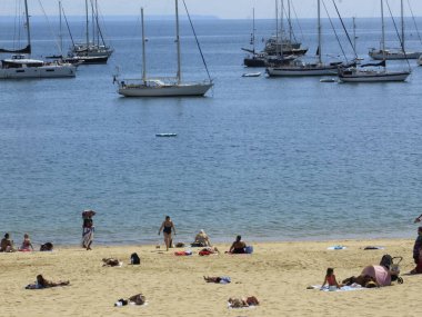 Conceicao sahilinde, Cascais 'de. 23 Eylül 2021, Cascais, Portekiz: 23 Eylül Perşembe günü Cascais 'deki Conceicao plajında banyo hareketi. Sonbaharın Avrupa 'ya gelişine rağmen Portekiz kıyılarında gün sıcak olmaya devam ediyor.. 