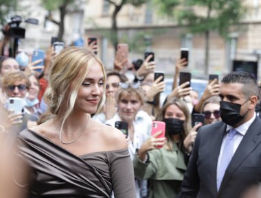 (İtalyan etkili Chiara Ferragni, Milan 'da moda haftasında Fendi' nin defilesine katılıyor. 22 Eylül 2021, Milan, İtalya: İtalyan etkileyicisi Chiara Ferragni Fendi Milano 'nun 2022 bahar / yaz koleksiyon pistine katıldı