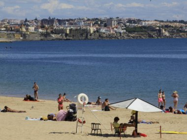 Conceicao sahilinde, Cascais 'de. 23 Eylül 2021, Cascais, Portekiz: 23 Eylül Perşembe günü Cascais 'deki Conceicao plajında banyo hareketi. Sonbaharın Avrupa 'ya gelişine rağmen Portekiz kıyılarında gün sıcak olmaya devam ediyor.. 