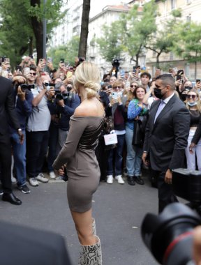 (İtalyan etkili Chiara Ferragni, Milan 'da moda haftasında Fendi' nin defilesine katılıyor. 22 Eylül 2021, Milan, İtalya: İtalyan etkileyicisi Chiara Ferragni Fendi Milano 'nun 2022 bahar / yaz koleksiyon pistine katıldı