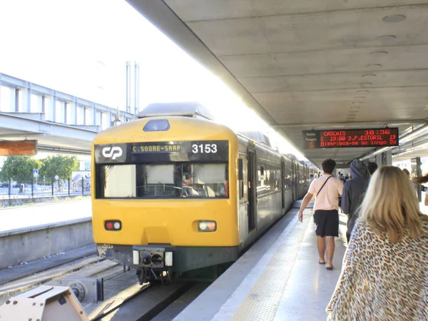 ポルトガルのリスボンとカスカイスの間の鉄道駅での動き リスボン市とカスカイス市の間の駅での乗客の移動 木曜日 — ストック写真