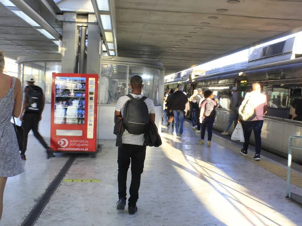 포르투갈의 리스본 카사스 사이의 기차역에서 의움직임 리스본 카사스 사이의 기차역에서 — 스톡 사진