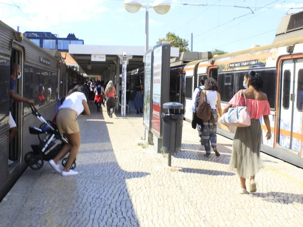 Movimiento Las Estaciones Tren Entre Lisboa Cascais Portugal Movimiento Pasajeros — Foto de Stock