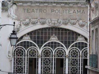  Portekiz, Ekim ayında restoran ve barlara katılım kısıtlamalarını askıya alacak. 24 Eylül 2021, Lizbon, Portekiz: Lizbon 'da 24 Eylül Cuma günü insan hareketleri, restoranlar, tiyatrolar ve sinemalar). 