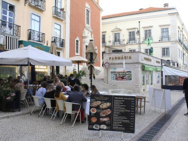  Portekiz, Ekim ayında restoran ve barlara katılım kısıtlamalarını askıya alacak. 24 Eylül 2021, Lizbon, Portekiz: Lizbon 'da 24 Eylül Cuma günü insan hareketleri, restoranlar, tiyatrolar ve sinemalar). 