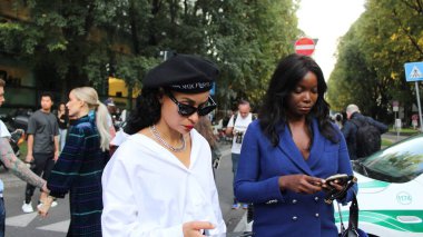 (Giorgio Armani, Emporio Armani 'nin 40. yıldönümünü Milan moda haftasında kutladı. 23 Eylül 2021, Milan, İtalya: Stilist Giorgio Armani, Emporio Armani 'nin 40. kuruluş yıldönümünü 23 Eylül Perşembe günü Milano Moda Haftası sırasında kutladı.), 