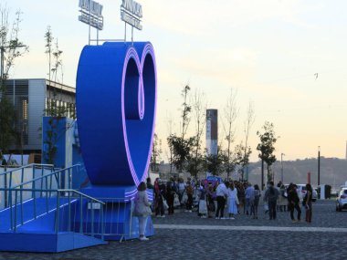 Santa Casa de Alfama Festivali, Lizbon 'da. 25 Eylül 2021, Lizbon, Portekiz: Halk Santa Casa de Alfama Festivali 'ni takip ediyor, bu yıl Fado: Carlos do Carmo, 25 Eylül 2021 Cumartesi günü