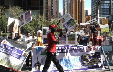 (Nijeryalılar, BM Genel Kurulunun 76. Oturumunda Protesto Etti. 24 Eylül 2021, New York, ABD: Bazı Nijeryalılar, BM genel merkezi önünde öğrencilerin öldürülmesi nedeniyle başkanları Muhammed Buhari 'yi protesto ettiler