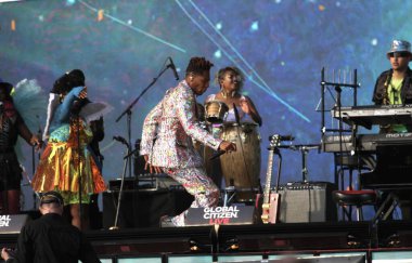 Jon Batiste, New York 'ta Global Citizen Live' da sahne alıyor. 25 Eylül 2021, New York, ABD: Jon Batiste New York 'taki Central Park çimlerinde The Global Citizen Live' da sahne aldı. Etkinliğe girebilmek için, herkes için aşı kanıtına ihtiyaç vardır.