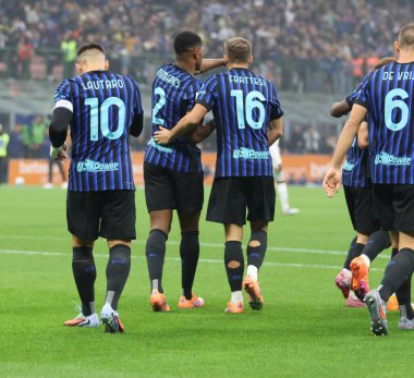 Milan (İtalya), 10 / 04 / 2025 - Lautaro Martinez, İtalya Serie A şampiyonasının 6. turu için geçerli olan Inter Milan ve Cremonese arasındaki maçtaki golünü kutluyor. (Edson de souza 2nci bölüm))