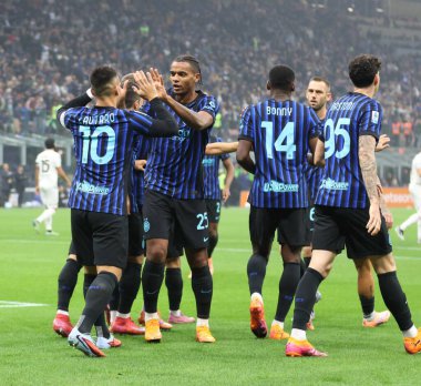 Milan (İtalya), 10 / 04 / 2025 - Lautaro Martinez, İtalya Serie A şampiyonasının 6. turu için geçerli olan Inter Milan ve Cremonese arasındaki maçtaki golünü kutluyor. (Edson de souza 2nci bölüm))