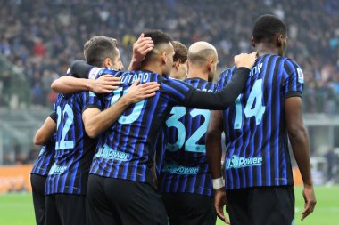 Milan (İtalya), 10 / 04 / 2025 - Lautaro Martinez, İtalya Serie A şampiyonasının 6. turu için geçerli olan Inter Milan ve Cremonese arasındaki maçtaki golünü kutluyor. (Edson de souza 2nci bölüm))