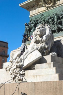 Milan (İtalya), 6 Ekim 2025 - Milano 'daki Piazza del Duomo Meydanı' ndaki Vittorio Emanuele heykelinin restorasyonu / restorasyonu başladı. (Edson de souza 2nci bölüm))             