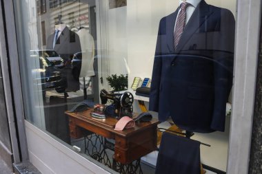 Milan (İtalya), 10 / 06 / 2025 - Milano 'da tam faaliyet halinde çok sayıda terzi dükkanı bulmak mümkündür ve ayrıca yazar kasa ve eski dikiş makineleri gibi tarihi eserleri de bulundururlar. (Edson De Souza / Yeniler 2) 